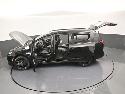 Used 2024 Chrysler Pacifica Limited w/ S Appearance Package image 75