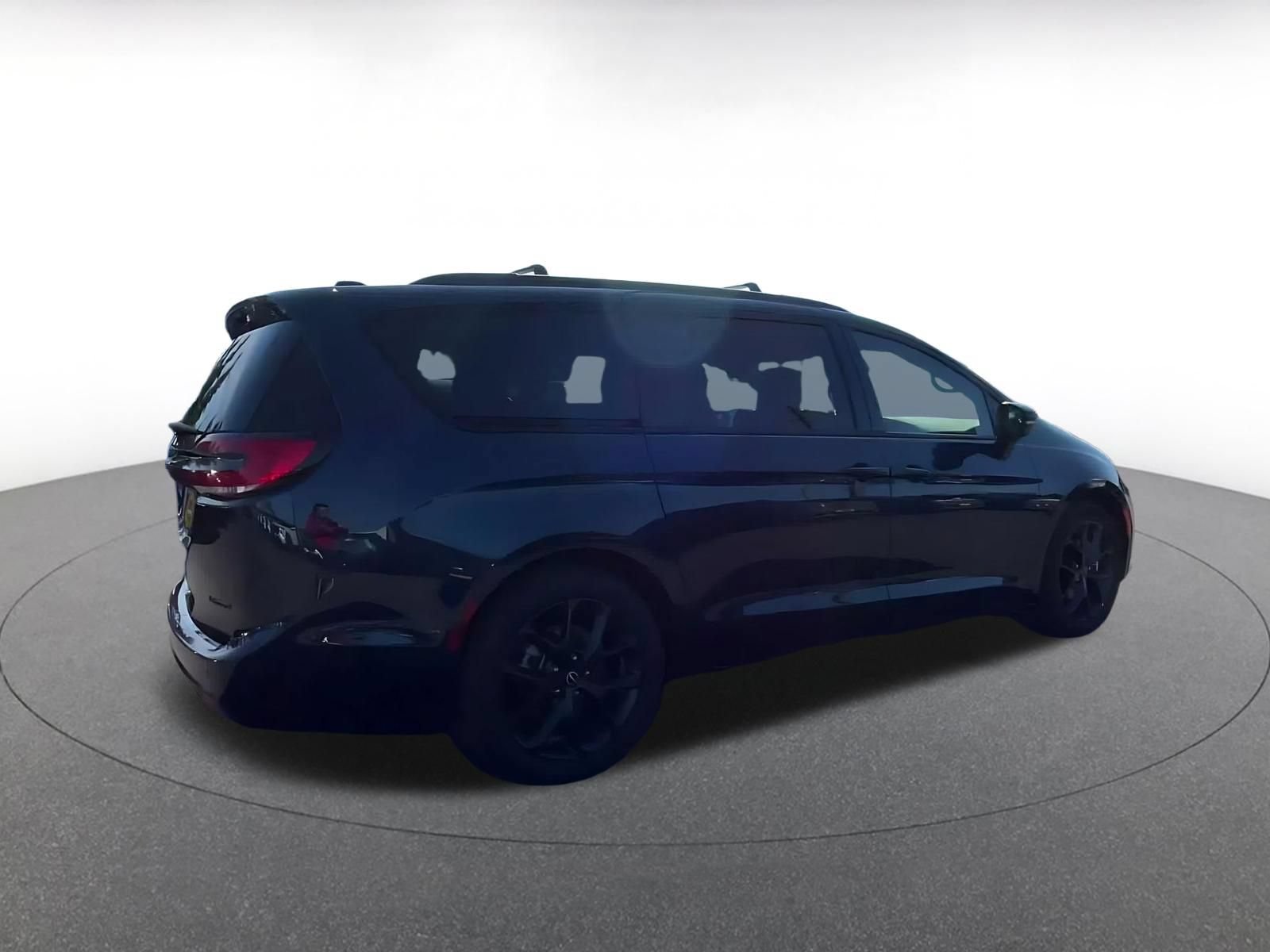Used 2025 Chrysler Pacifica Limited FWD image 14