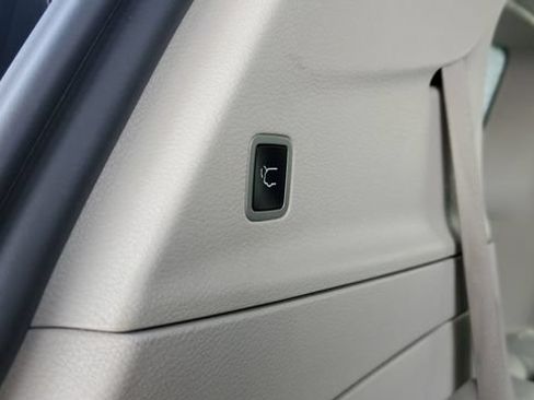 Used 2024 Chrysler Pacifica Touring-L FWD image 27
