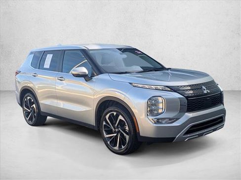 Used 2024 Mitsubishi Outlander SE image 3