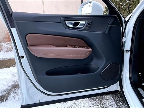 Used 2022 Volvo XC60 B5 Momentum image 21