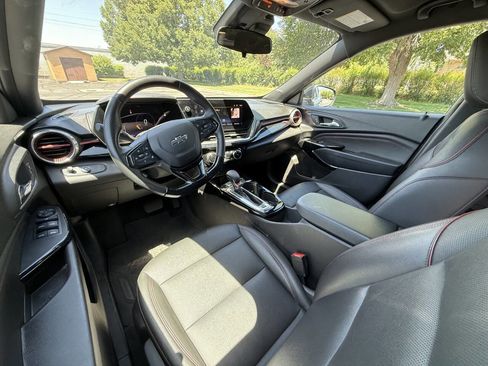 Used 2025 Chevrolet Trax RS FWD image 9