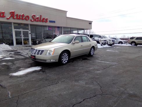 Used 2009 Cadillac DTS Luxury 5 Passenger 4dr Sedan w/ Sun And Navigation Package image 2