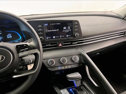 Used 2025 Hyundai Elantra SE FWD image 5