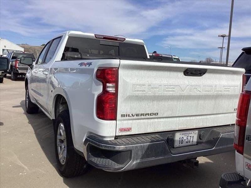 Used 2023 Chevrolet Silverado 1500 LT w/ Leather Package AWD/4WD image 4