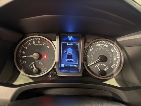 Used 2020 Toyota Tacoma TRD Sport AWD/4WD image 34