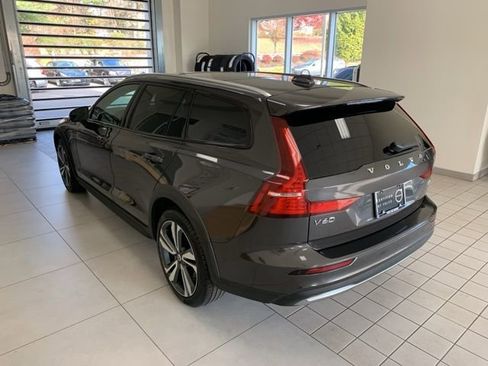 Certified 2025 Volvo V60 B5 Cross Country Plus image 6