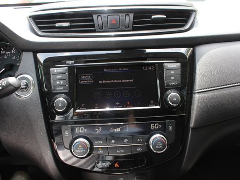 Used 2020 Nissan Rogue SV w/ Premium Package image 28