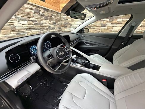 Certified 2025 Hyundai Elantra Limited image 10