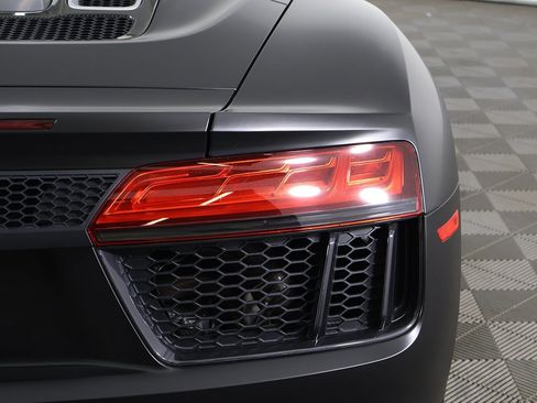 Used 2018 Audi R8 V10 w/ Carbon Exterior Package image 16