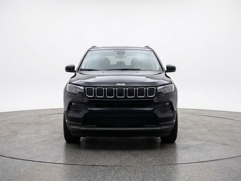 Used 2025 Jeep Compass Latitude image 2