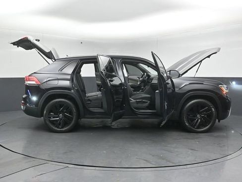 Used 2022 Volkswagen Atlas Cross Sport SE w/ Black Wheel Package image 50