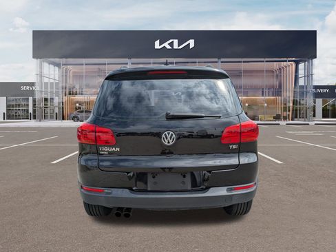 Used 2017 Volkswagen Tiguan S image 5