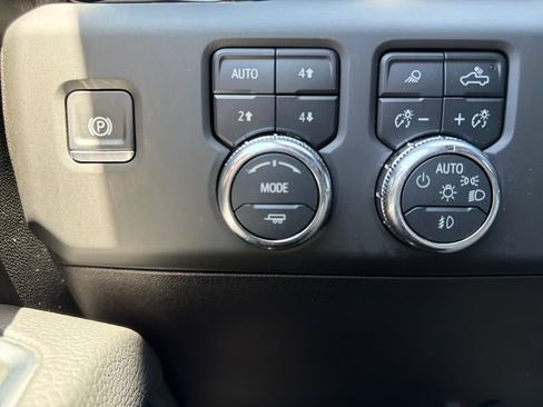 Used 2025 GMC Sierra 3500 Denali w/ Technology Package AWD/4WD image 39