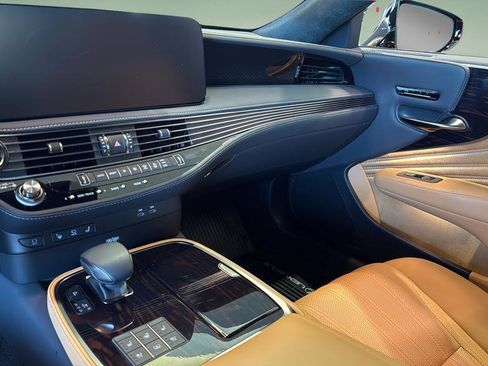 Certified 2025 Lexus LS 500 AWD w/ Luxury Package image 28