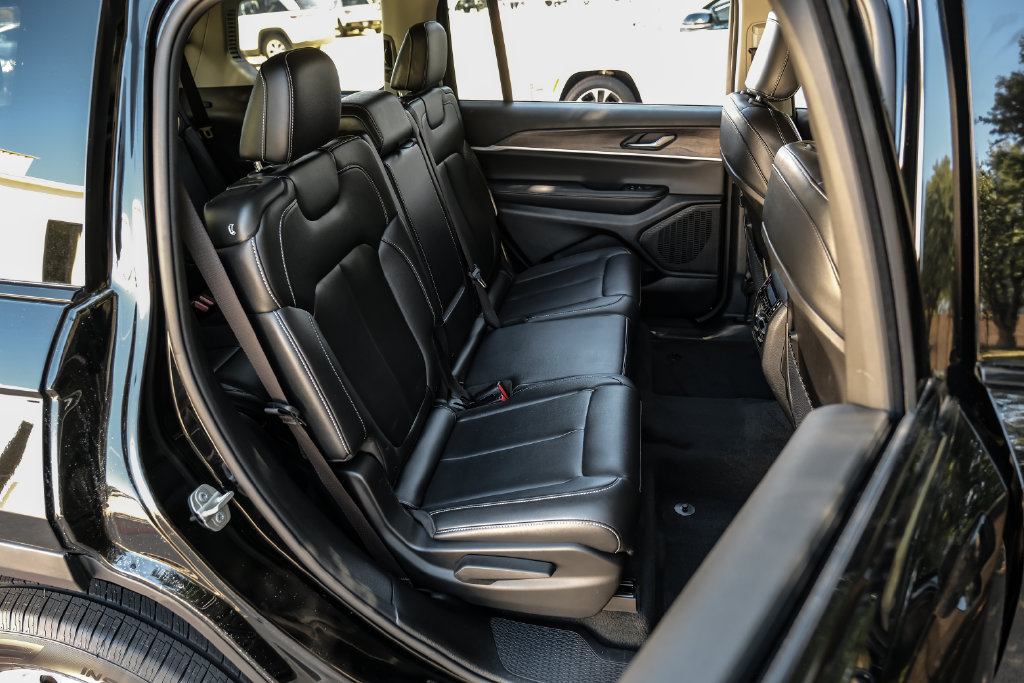Used 2023 Jeep Grand Cherokee L Limited AWD/4WD image 49
