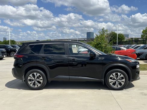 Used 2023 Nissan Rogue SV image 3