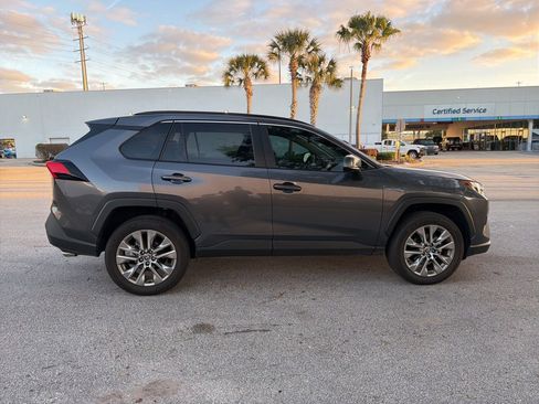 Used 2022 Toyota RAV4 XLE Premium image 6