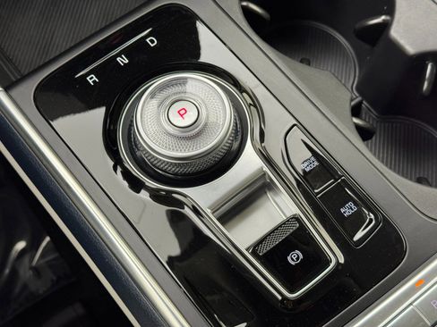 Used 2025 Kia Carnival EX image 32