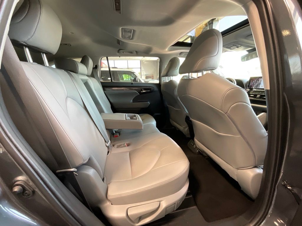 Used 2020 Toyota Highlander Limited w/ Protection Package #3 AWD/4WD image 21