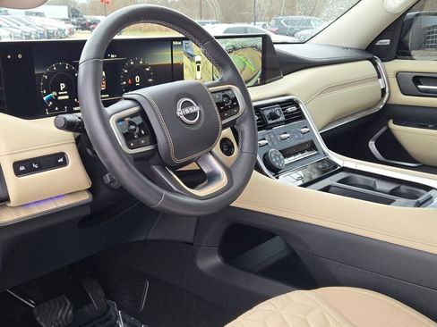 Used 2025 Nissan Armada Platinum Reserve image 25