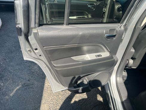 Used 2017 Jeep Compass Latitude image 24