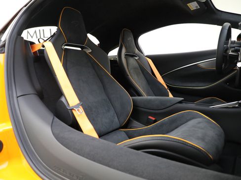 Used 2024 McLaren Artura RWD image 30