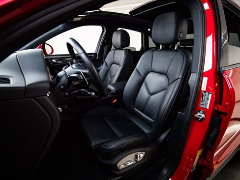 Certified 2026 Porsche Macan image 5