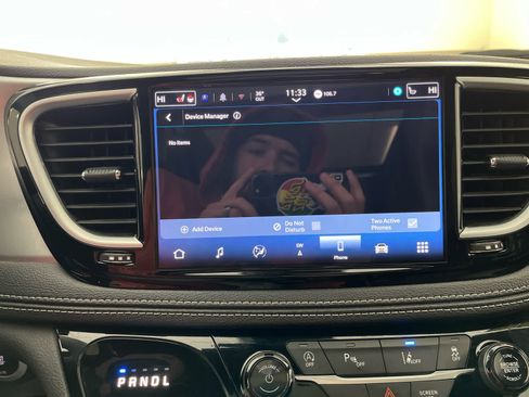 Used 2025 Chrysler Pacifica Limited image 36