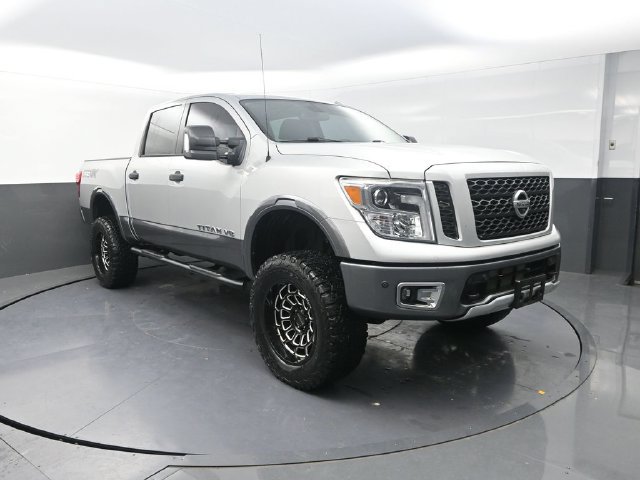 Used 2018 Nissan Titan PRO-4X w/ Pro-4x Convenience Package AWD/4WD image 10