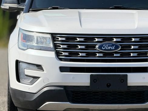 Used 2017 Ford Explorer XLT w/ Equipment Group 202A AWD/4WD image 11