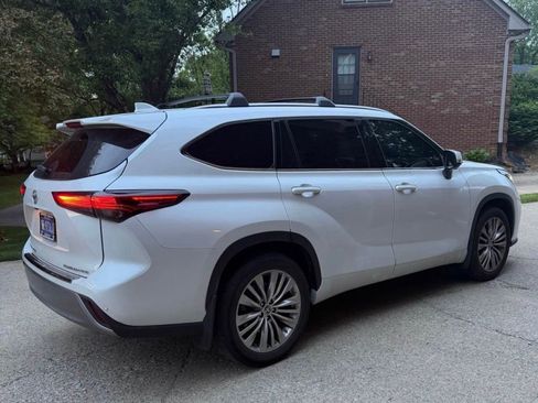 Used 2023 Toyota Highlander Platinum AWD/4WD image 4