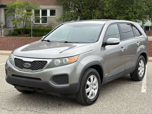 Used 2012 Kia Sorento LX w/ Third Row Pkg image 2