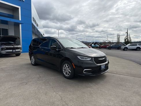 Used 2024 Chrysler Pacifica Touring-L image 7