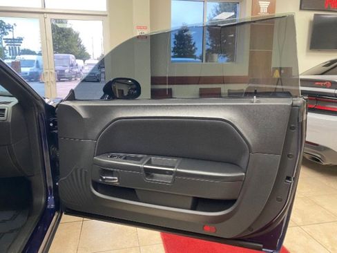 Used 2014 Dodge Challenger SXT image 9