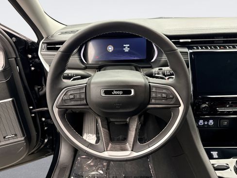 Used 2023 Jeep Grand Cherokee Limited w/ Black Appearance Package image 12