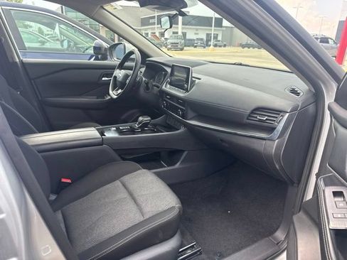 Used 2025 Nissan Rogue SV FWD image 28