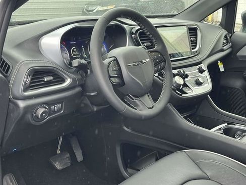 New 2026 Chrysler Pacifica Limited image 9