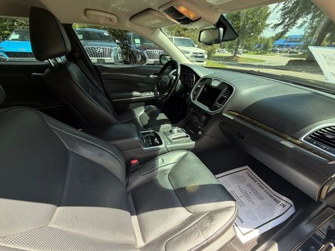 Used 2022 Chrysler 300 Touring L w/ Comfort Group RWD image 10