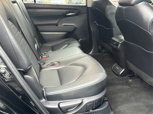 Certified 2023 Toyota Highlander XLE image 14