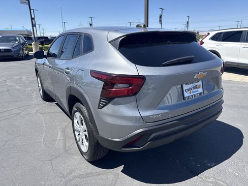 Used 2025 Chevrolet Trax LS w/ Driver Confidence Package FWD image 8