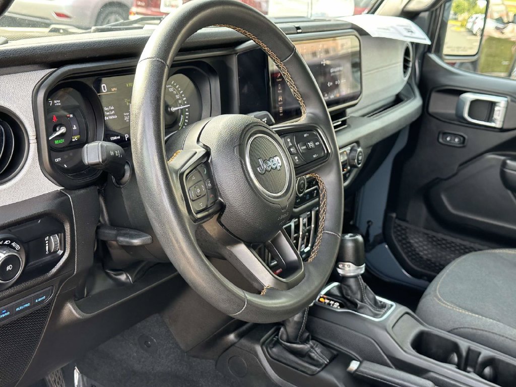 Used 2024 Jeep Wrangler Unlimited AWD/4WD image 2