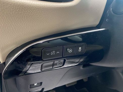 Used 2020 Toyota Prius LE AWD/4WD image 20