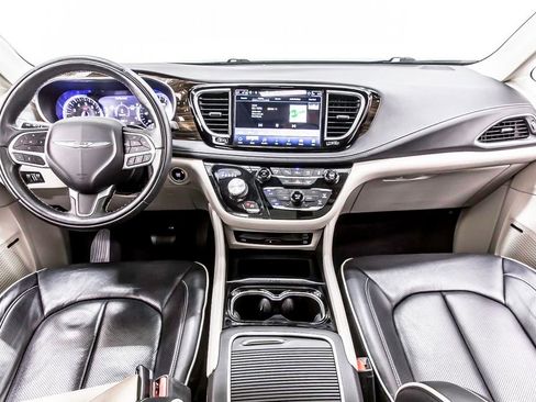 Used 2022 Chrysler Pacifica Limited w/ Uconnect Theater Family Group image 22