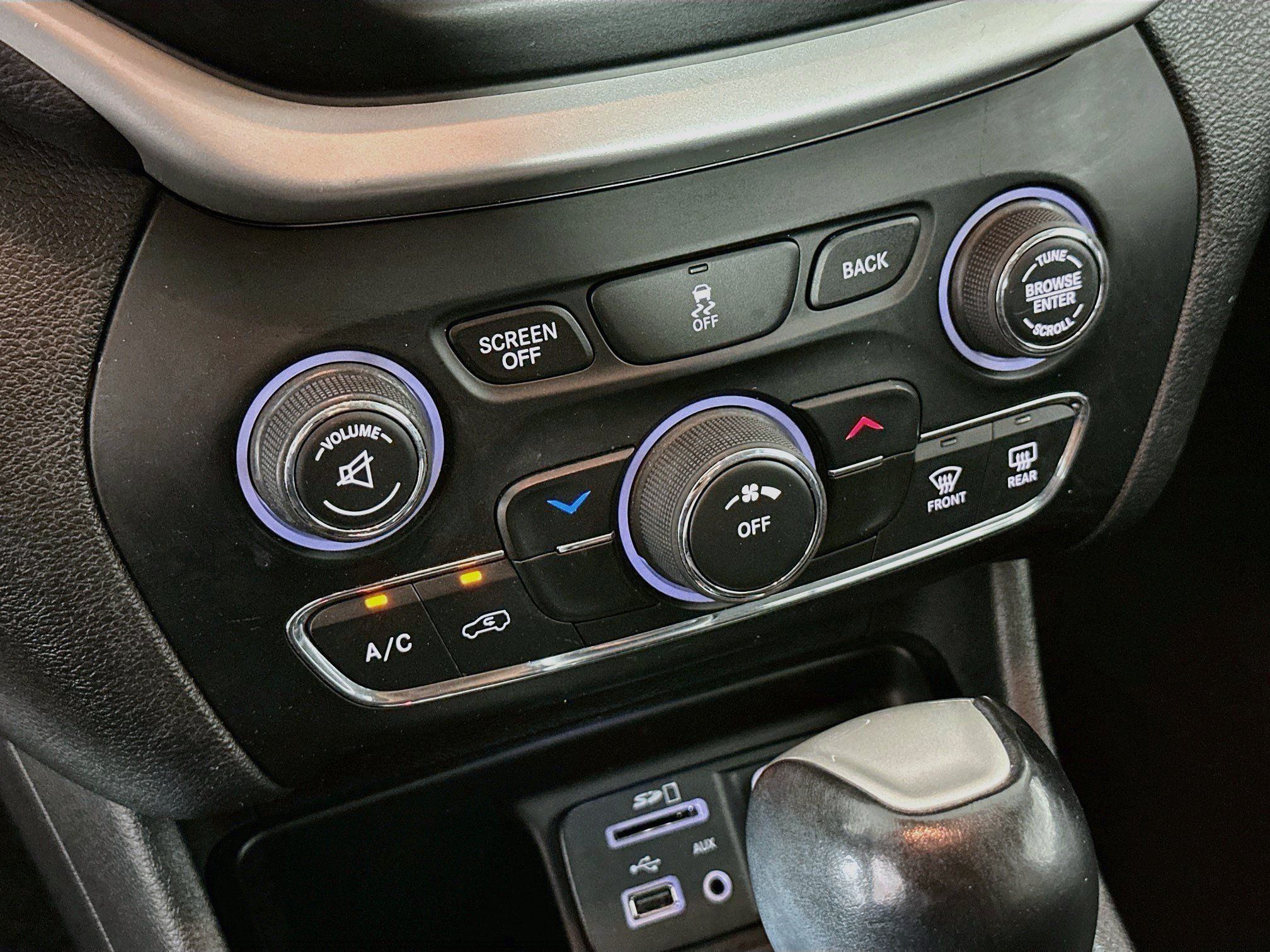 Used 2018 Jeep Cherokee Latitude Plus w/ Trailer Tow Group FWD image 22