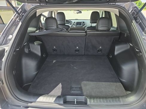 Used 2019 Jeep Cherokee Latitude Plus FWD image 28