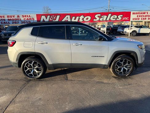 Used 2025 Jeep Compass Limited image 4