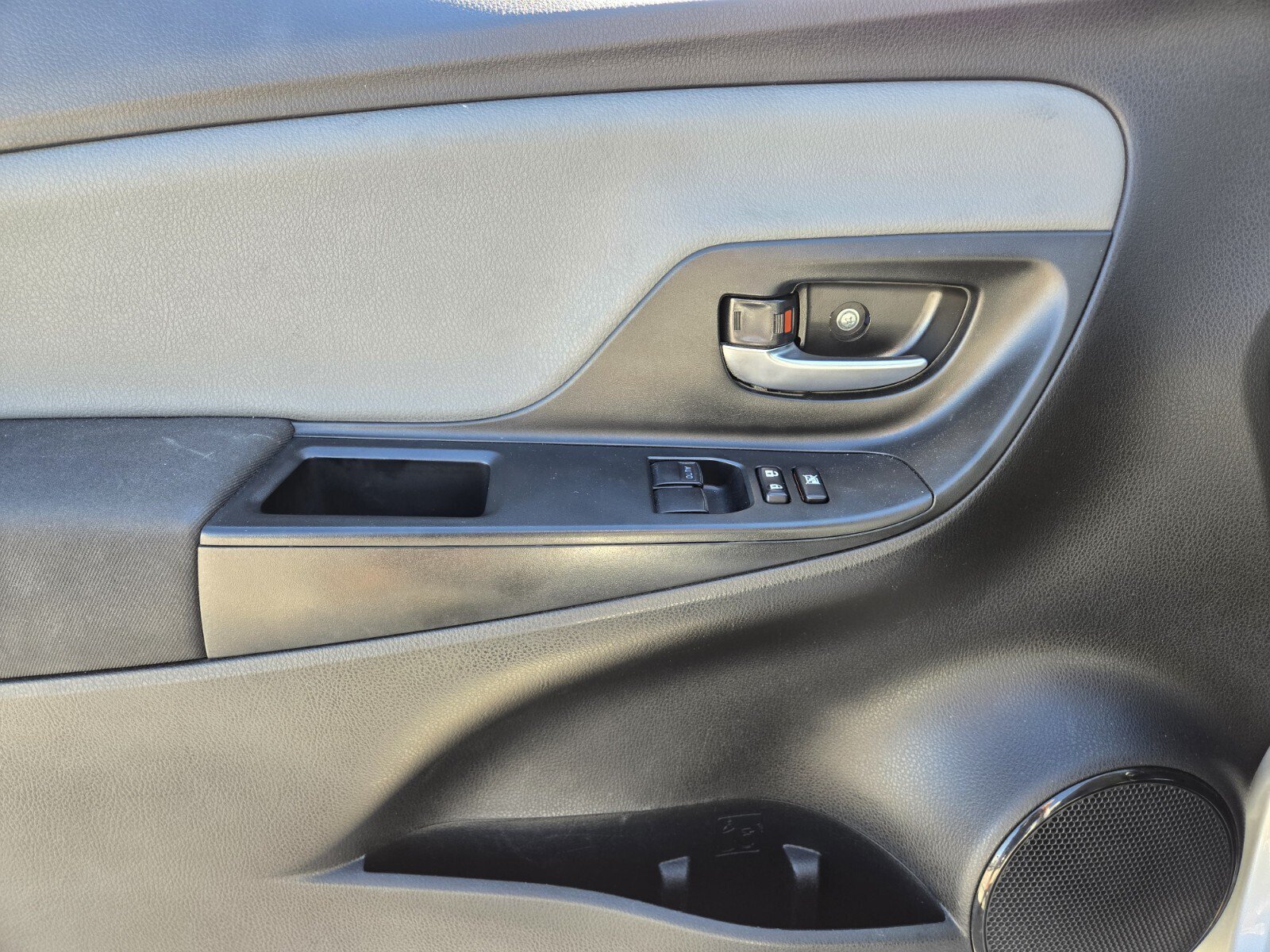 Used 2018 Toyota Yaris LE w/ Carpet Mat Package FWD image 11