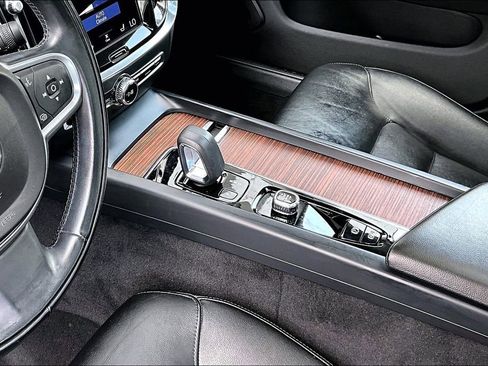Used 2022 Volvo S60 B5 Momentum w/ Premium Package image 18