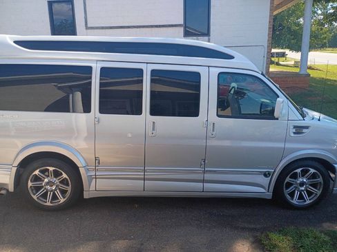 Used 2017 Chevrolet Express 2500 RWD image 36